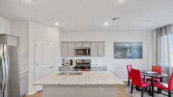 Refrigerador, microondas, horno, placa de cocina