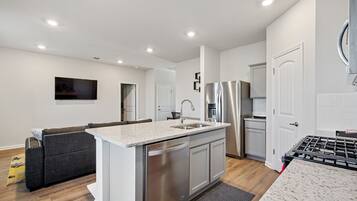 Refrigerador, microondas, horno, placa de cocina