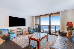 Fernseher, DVD-Player, Tischtennisplatte