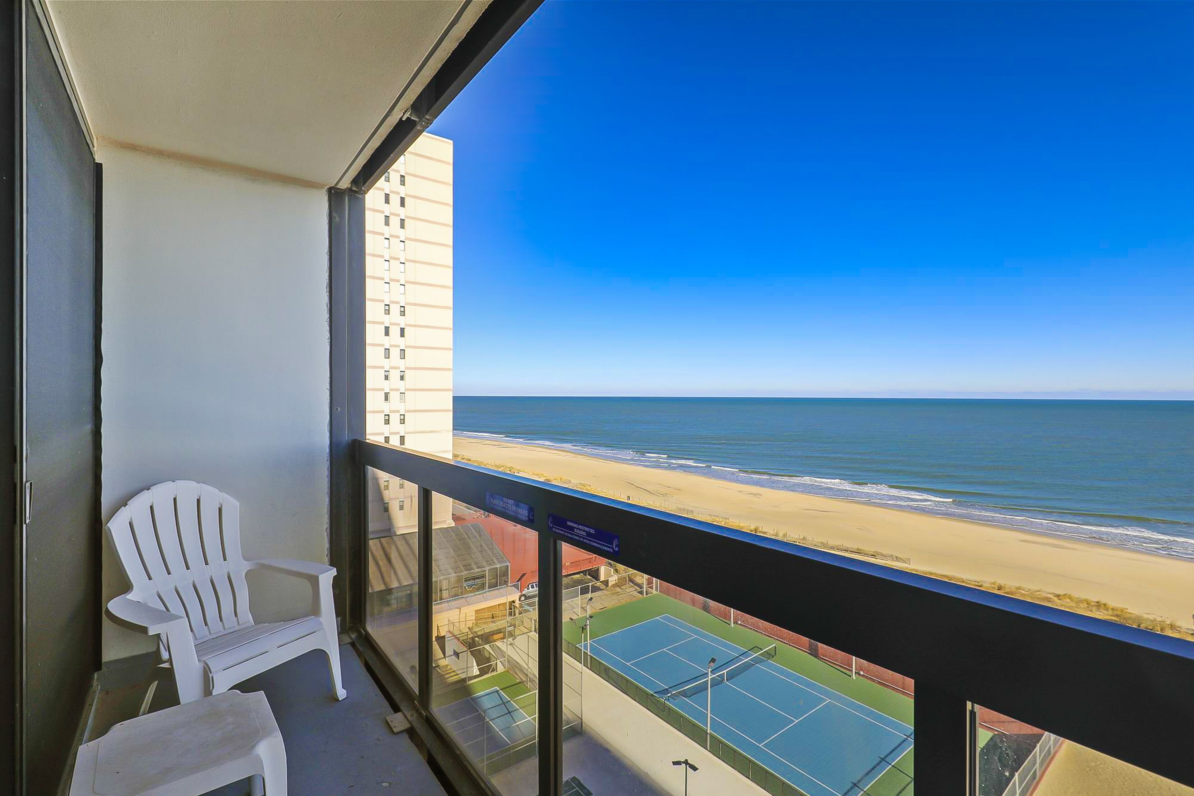 Glamorous beachfront condo with balcony, pools, gym, tennis court & AC