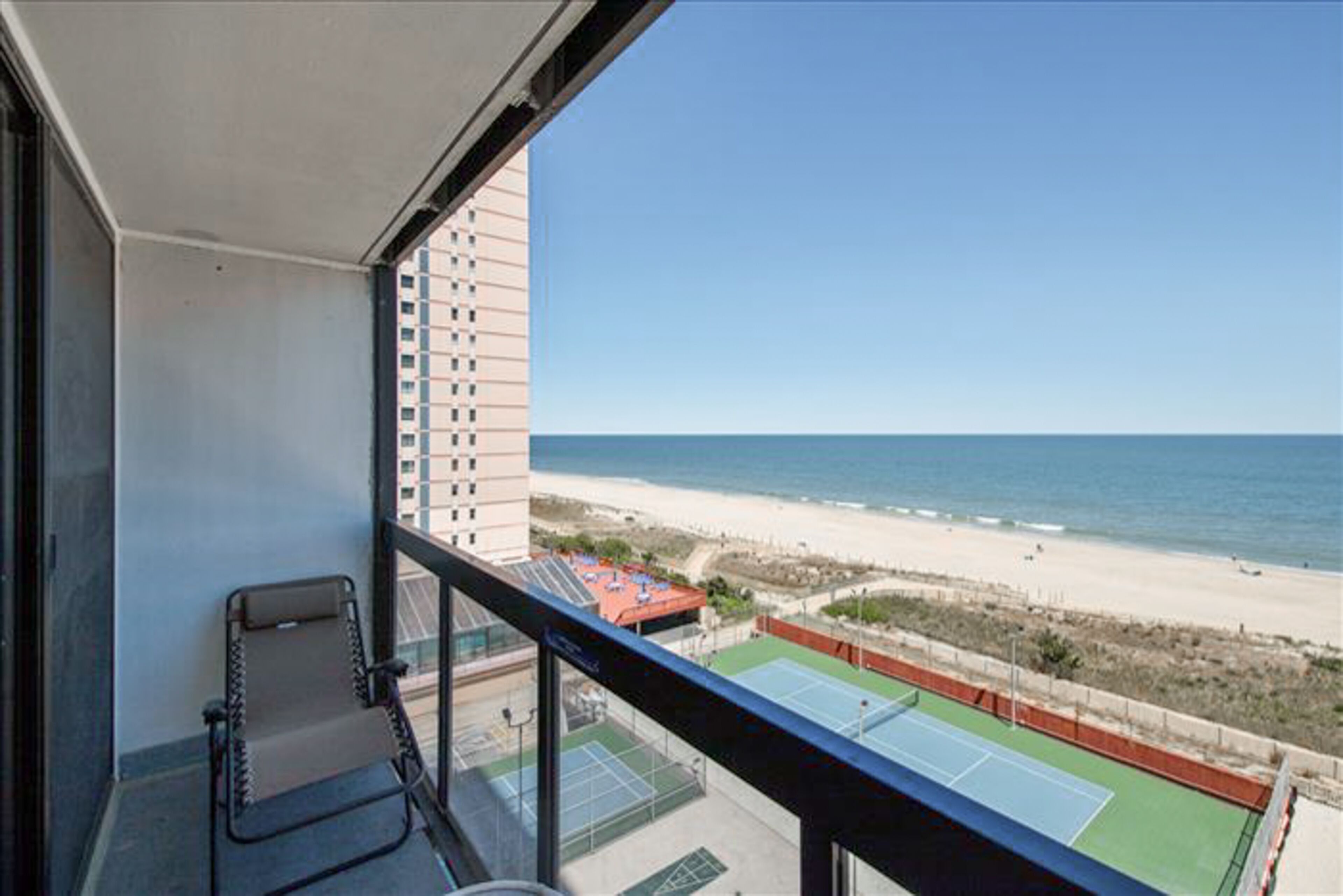 Fabulous beachfront studio with incredible views, balcony, pools, gym & AC