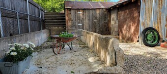 One Block Walk to Old Town - Historical Bungalow