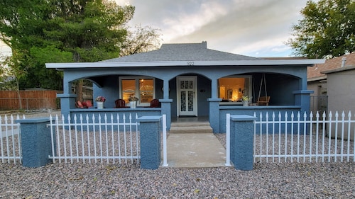 One Block Walk to Old Town - Historical Bungalow