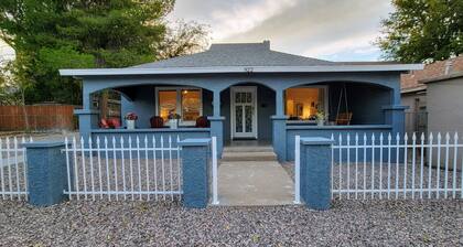 One Block Walk to Old Town - Historical Bungalow
