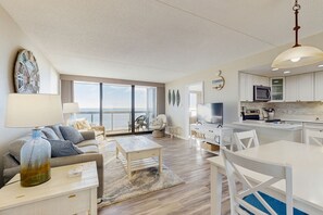 TV, DVD player, table tennis - Convenient beachfront condo with balcony, pools, tennis, gym & central AC (Ocean City)