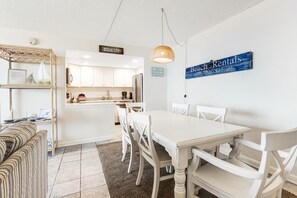 Dining - Splendid beachfront condo with balcony, views, pool, gym, tennis, AC & sauna (Ocean City)