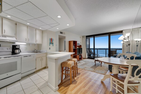 Fridge, microwave, oven, stovetop - Incredible beachfront condo with balcony, pools, gym & tennis (Ocean City)