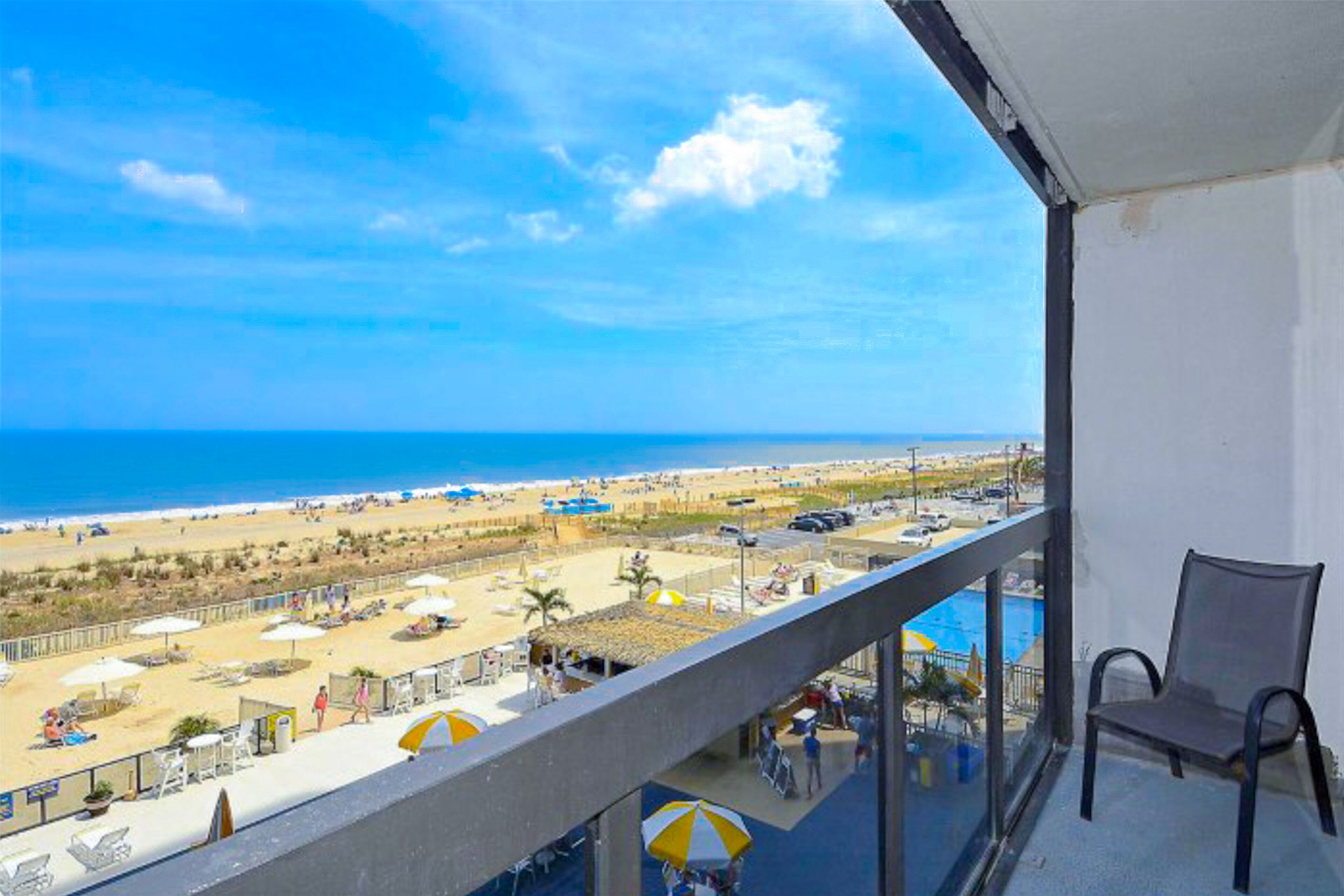 Joyful beachfront condo with balcony, pools, gym, game room & AC