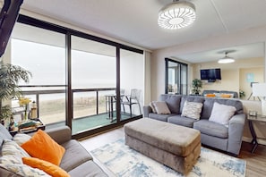 Fernseher, DVD-Player, Tischtennisplatte