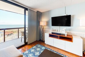 TV, DVD player, mesa de pingue-pongue