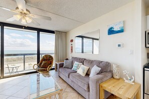 Fernseher, DVD-Player, Tischtennisplatte