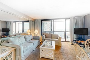 Tv, dvd-afspiller, bordtennisbord