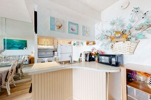 Refrigerador con congelador, microondas, horno y parrilla de estufa 