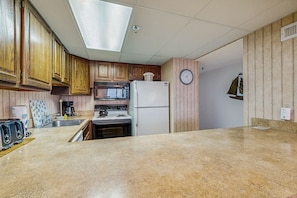 Kjøleskap, mikrobølgeovn, ovn og kokeplater