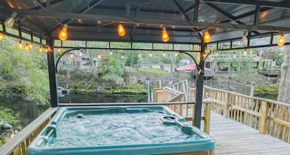 Big Cypress Lodge on Sante Fe River-Sleeps 14, Bring horses, RV and your boat!