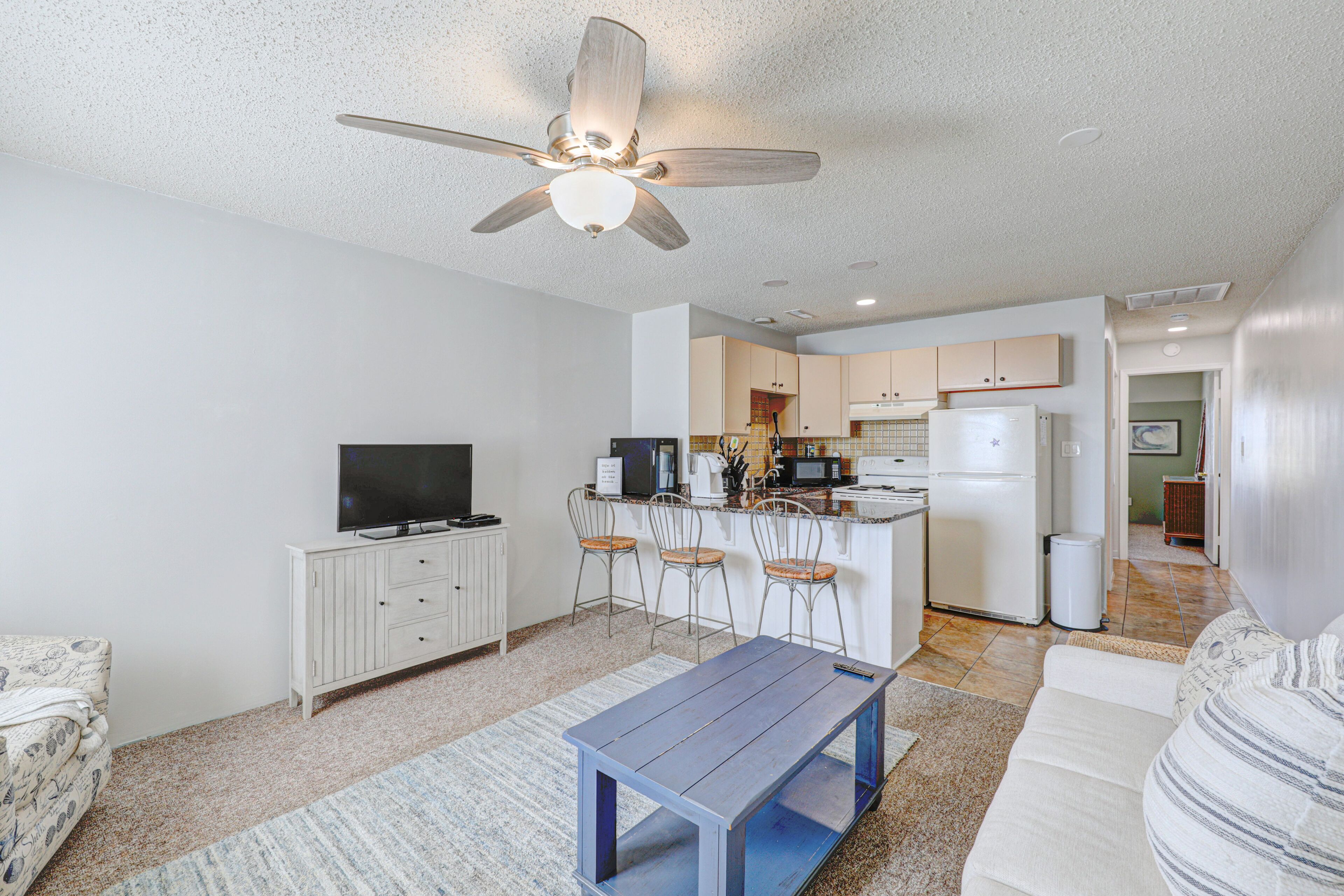 Cozy and convenient condo in oceanside complex with central AC and balcony