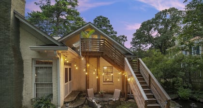 Hot Tub + King Bed + Walkable