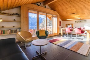 TV, fireplace - Chalet Sterndolde Penthouse (Wengen)