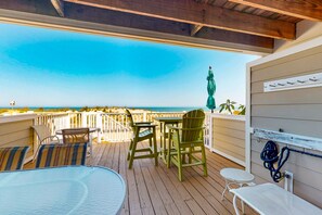 Outdoor dining - Attractive Beachfront Condo w/Beautiful Ocean Views, Central AC, Free WiFi (Ocean City)