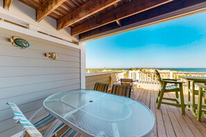 Outdoor dining - Attractive Beachfront Condo w/Beautiful Ocean Views, Central AC, Free WiFi (Ocean City)