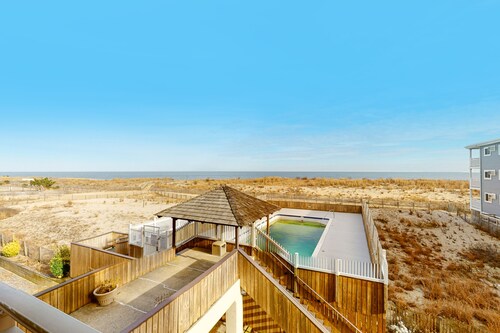 Fantastic condo with beachfront location pool & balcony