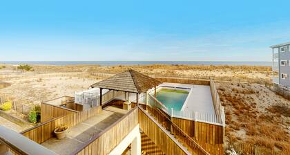 Fantastic condo with beachfront location pool & balcony