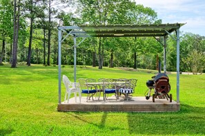 Outdoor dining - K&M Lake Rentals Cabin #3 (Burkeville)