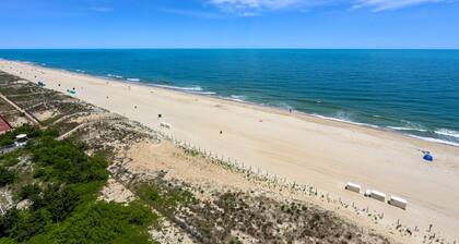 Terrific Vacation Condo in Beachfront Complex w/Shared Pool, Free WiFi