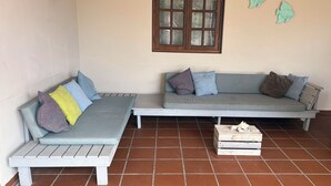 Eine Sitzecke mit zwei Sofas, einem Fenster und einer Wandleuchte.
