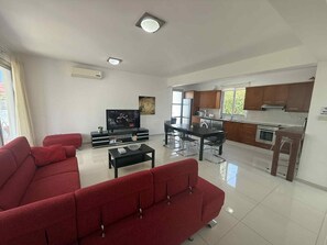 Smart TV, chimenea y tenis de mesa