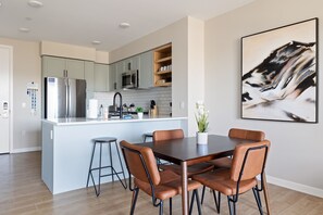 Classic Apartment, 1 Bedroom (Self Check-in with Virtual Front Desk) | Dining room - Kasa University-Airport Santa Clara (Santa Clara)