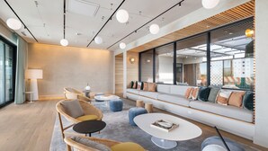 Ein modernes Interieur mit einer Couch, Sesseln und einem Couchtisch.