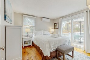 3 bedrooms, iron/ironing board, free Internet, bed sheets