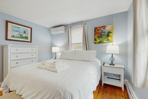 3 bedrooms, iron/ironing board, free Internet, bed sheets - Cheery house with deck, sunroom & patio - short walk to pond, beach & Rail Trail (Brewster)