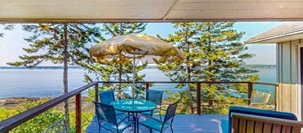Beachfront Delight with detached guesthouse, private beach access, Dog-friendly