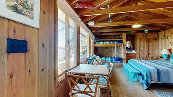 2 bedrooms, desk, internet, bed sheets