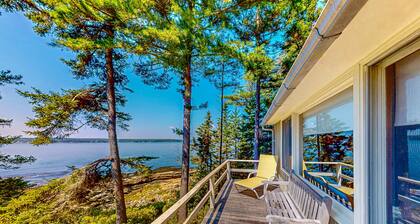 Beachfront Delight with detached guesthouse, private beach access, Dog-friendly