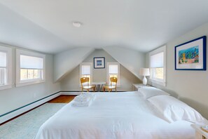 4 bedrooms, desk, internet, bed sheets - Classic Cape Cod beauty with patio, grill, & office - minutes to beach (Brewster)