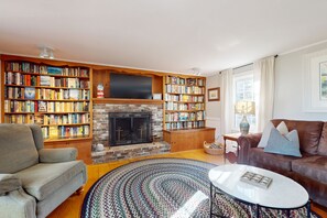 Televisión, chimenea, libros y oficina 