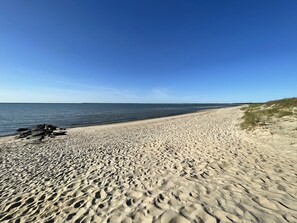 Beach - Classic Cape Cod beauty with patio, grill, & office - minutes to beach (Brewster)