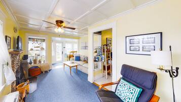 电视、DVD 播放器、书、影片库