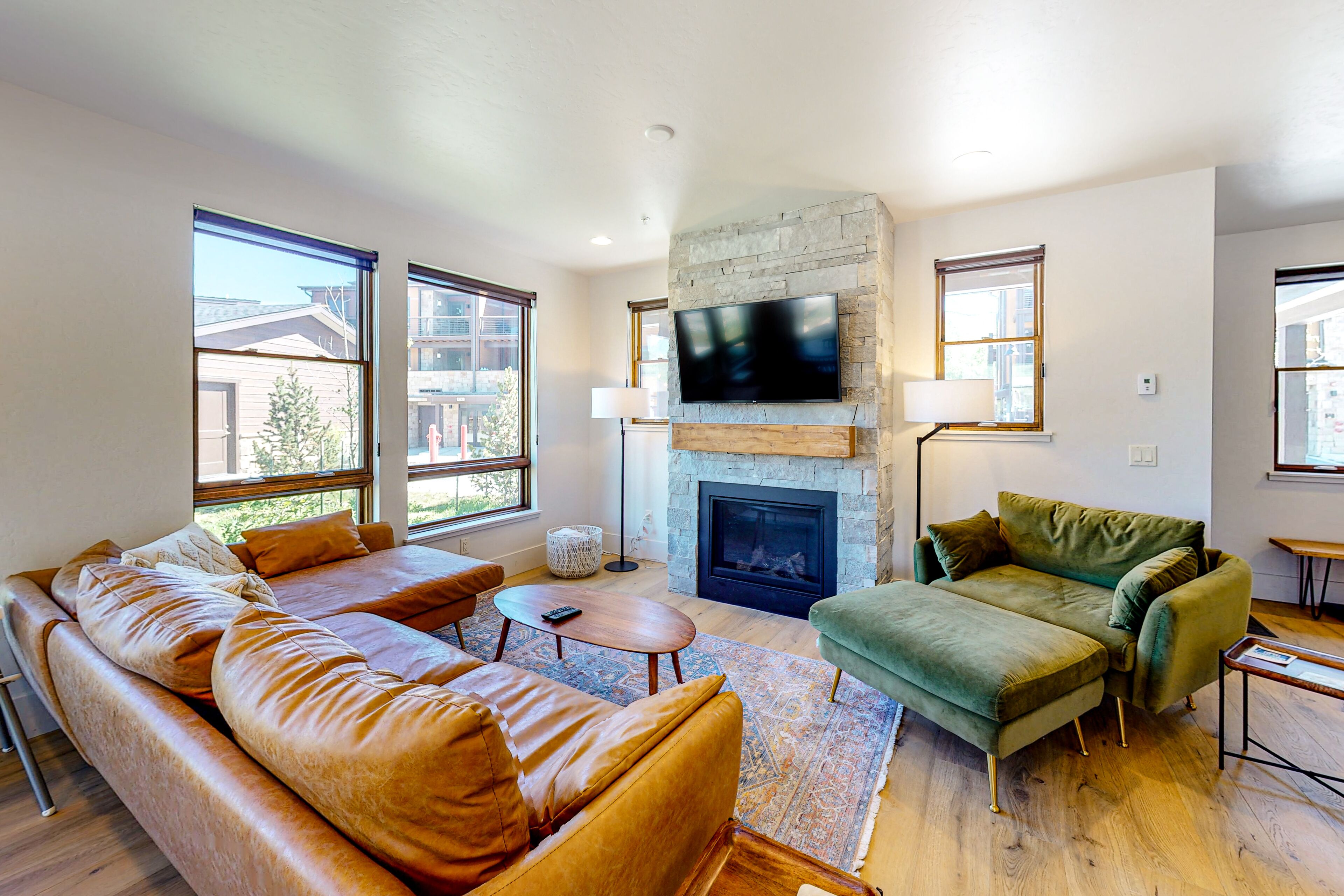 Blue River Flats Townhouse w/Gorgeous Interior, Mountain Views, & 2 Living Areas