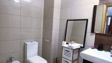 Baignoire, sĂšche-cheveux, bidet, serviettes fournies