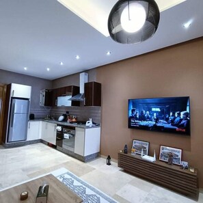 Kühlschrank, Ofen, Herdplatte, Wasserkocher mit Kaffee-/Teezubehör