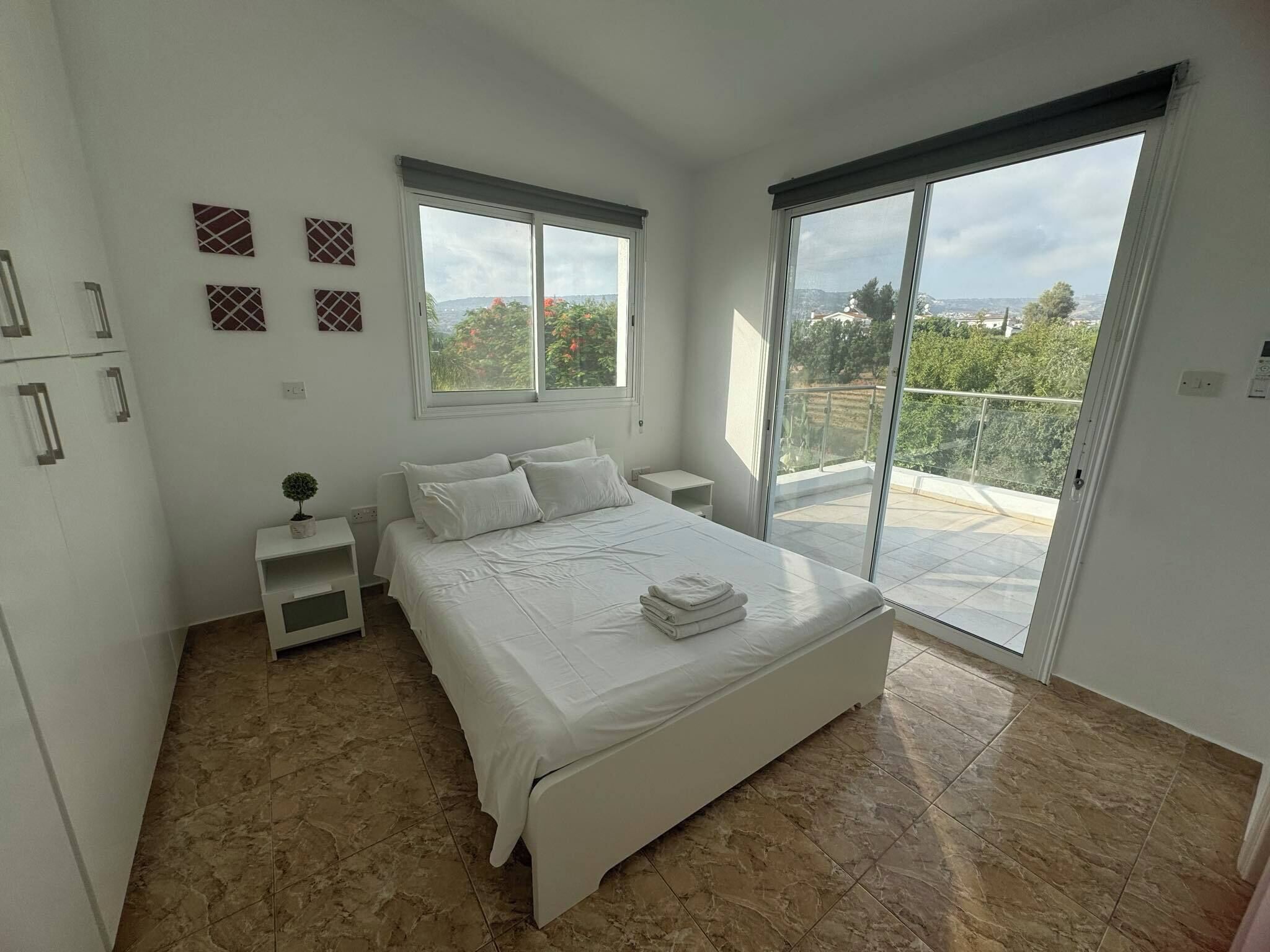 5 室のベッドルーム、セーフティボックス (室内)、アイロン / アイロン台、旅行用ベビーベッド