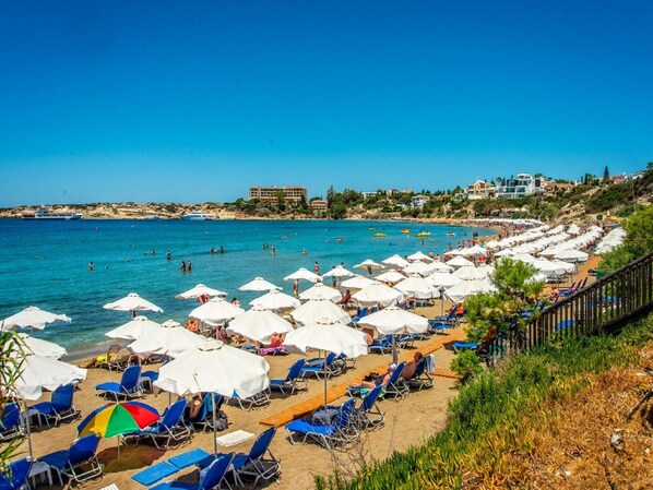 En la playa, camastros y toallas de playa