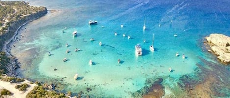 På stranden, solstolar och strandhanddukar