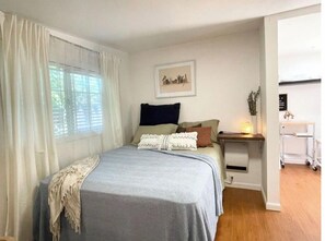 1 camera, una scrivania, Wi-Fi