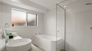 Baignoire, sèche-cheveux, serviettes fournies