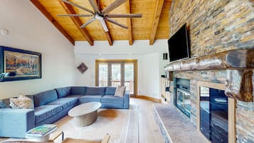 Fernseher, Kamin, DVD-Player, Bücher